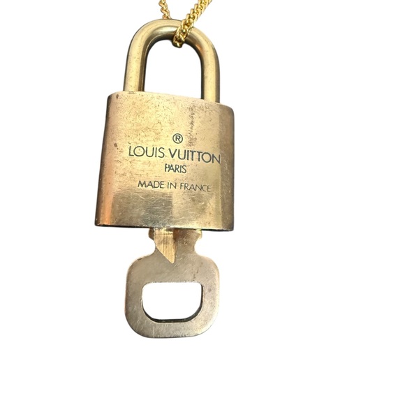 🔥Louis Vuitton lock & Key Gold Tone with Unbranded Chain 310 - Picture 4 of 6